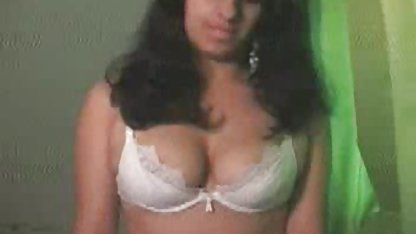 Junge rothaarige Nutte saugt free sex mollig einen behaarten Schwanz