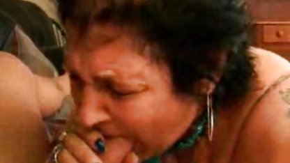 Amateur teen stürzt sich in Ihre Muschi tiefen frauen anal porn mit Spielzeug