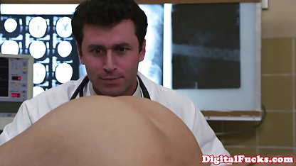 Strip frauen beim sex filme engen Badeanzug